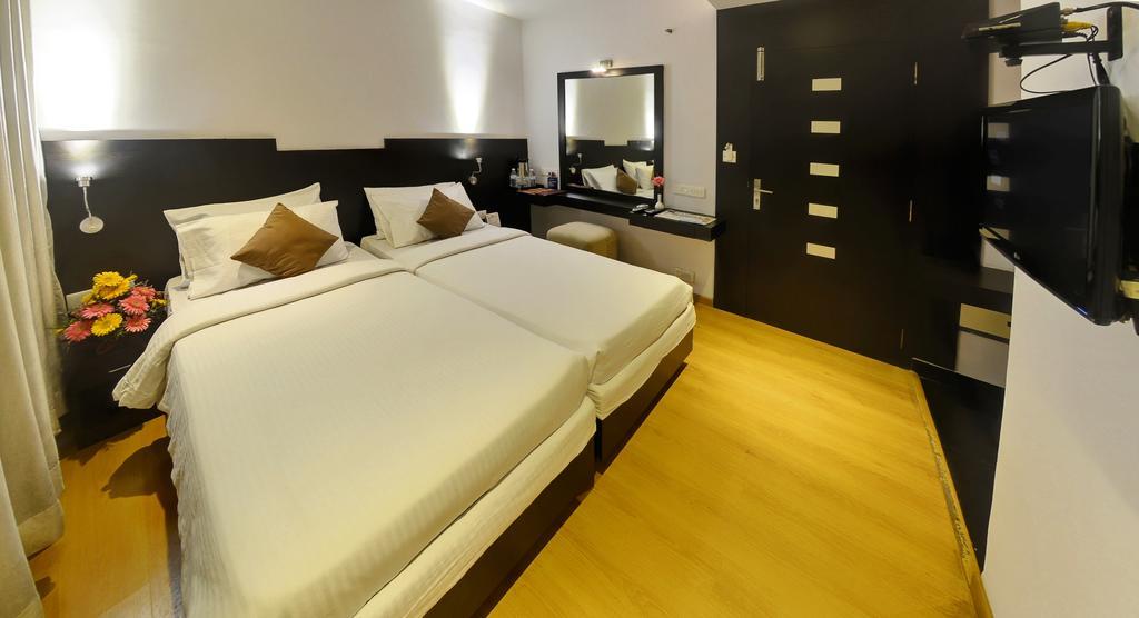 Hotel Gokulam Park Chennai Bagian luar foto