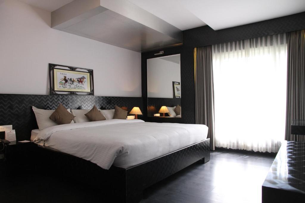 Hotel Gokulam Park Chennai Bagian luar foto