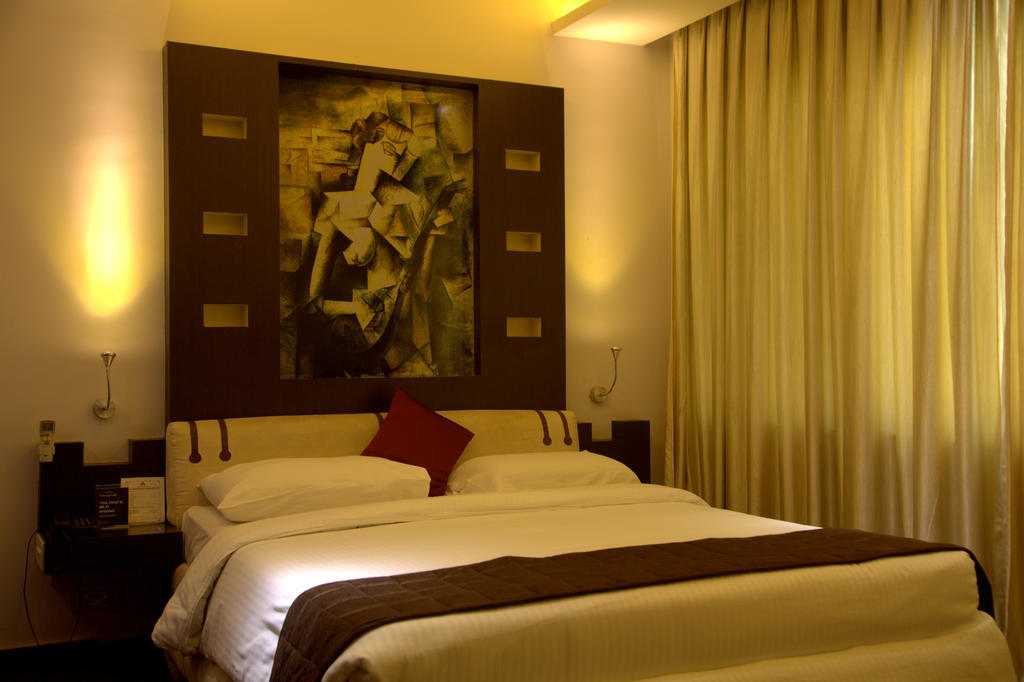 Hotel Gokulam Park Chennai Bagian luar foto