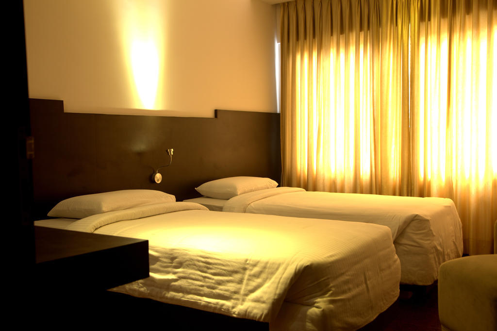 Hotel Gokulam Park Chennai Bagian luar foto