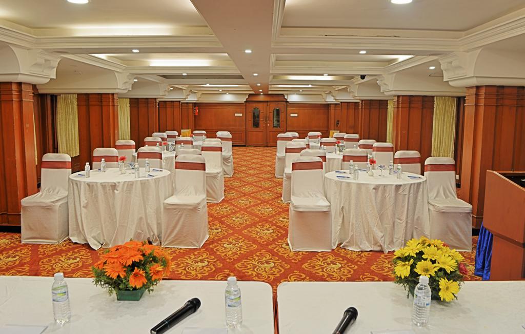 Hotel Gokulam Park Chennai Bagian luar foto