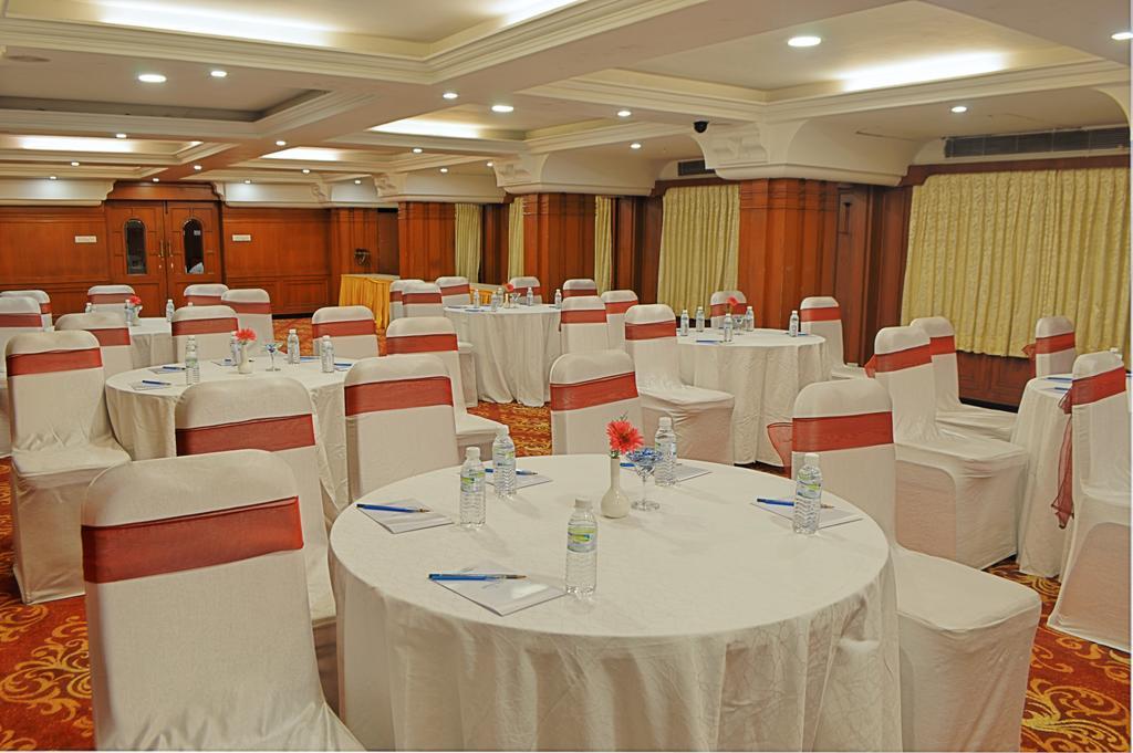 Hotel Gokulam Park Chennai Bagian luar foto